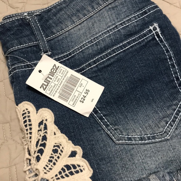 Jean shorts with lace detail - Picture 3 of 3